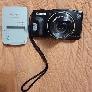 Canon power shot SX 700 HS wi-fi 30x optical zoom. Battery and charger.